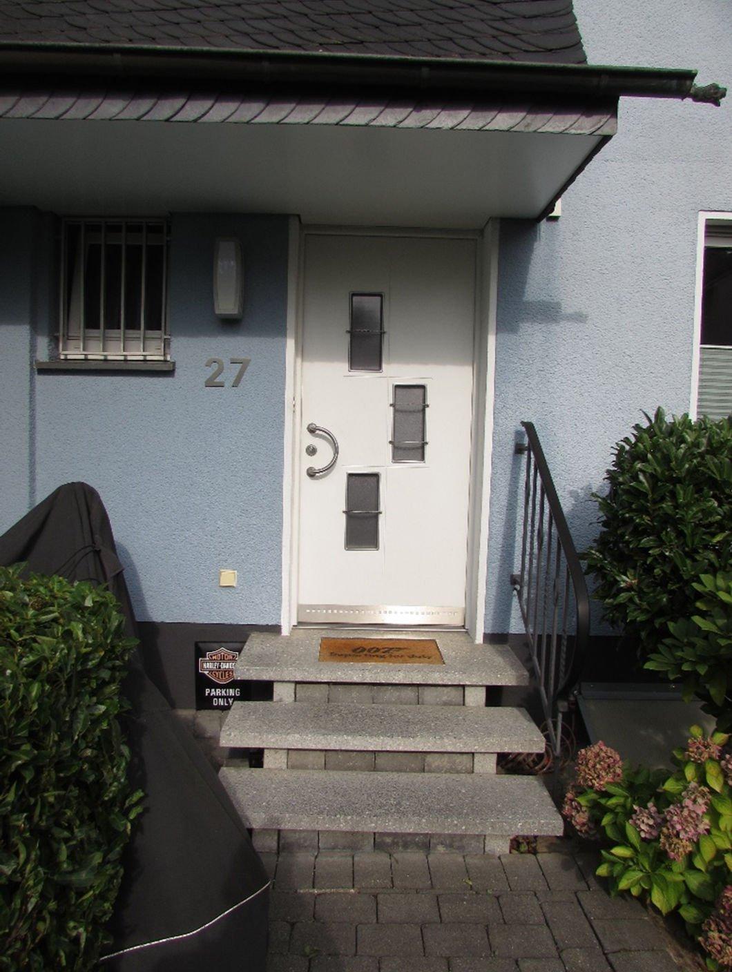 bebaut mit einem unterkellerten, zweigeschossigen Einfamilien-Reihenmittelhaus mit ausgebautem Dachgeschoss, überbaut mit einem Teil der o.g.PKW-Fertiggarage, überbaut mit dem restlichen Teil der o.g.PKW-Fertiggarage, bebaut mit dem überwiegenden Teil einer PKW-Fertiggarage