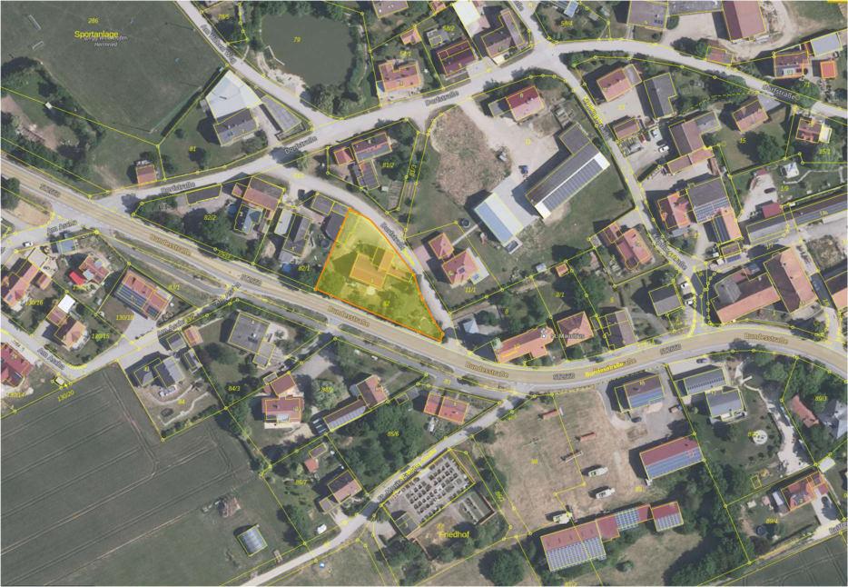 Einfamilienhaus mit Anbauten samt integrierter Garage, Nebengebäude mit Abstellräumen