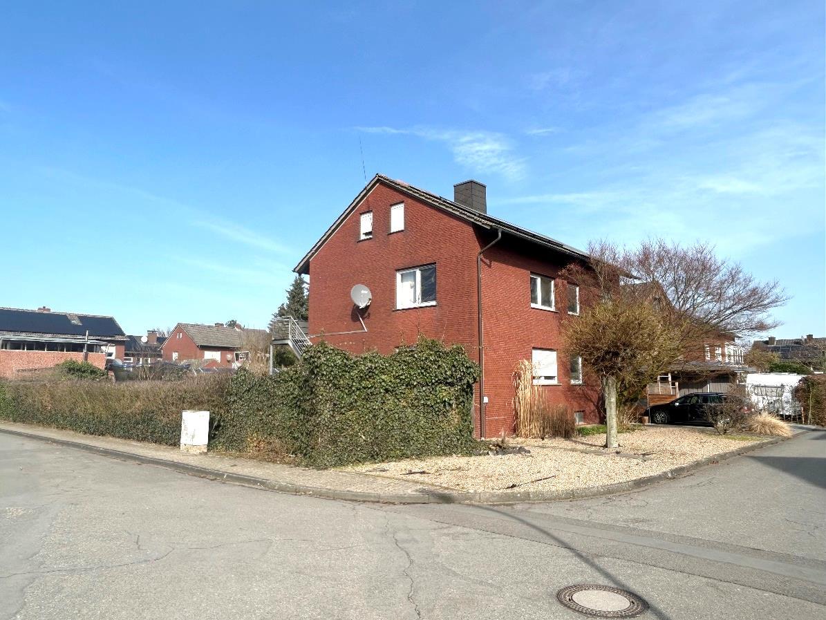 Grundstück , bebaut mit einem freistehendem Zweifamilienhaus