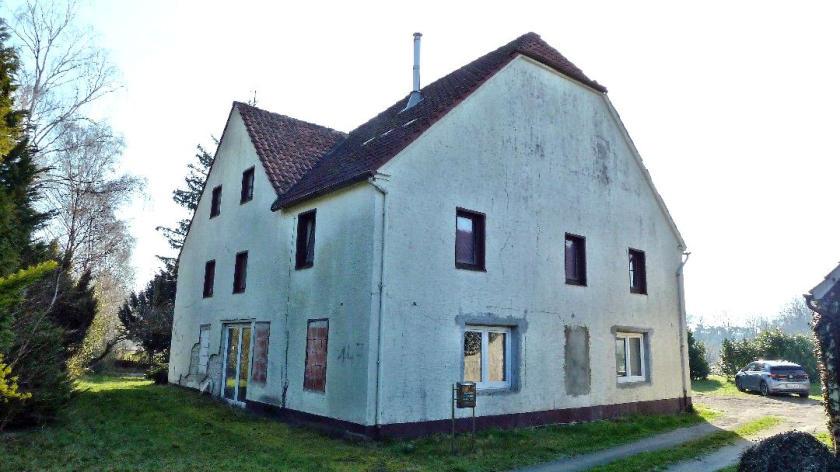 Einfamilienhaus, mit Massivschuppen und Reihengarage, -Abbruchobjekt-