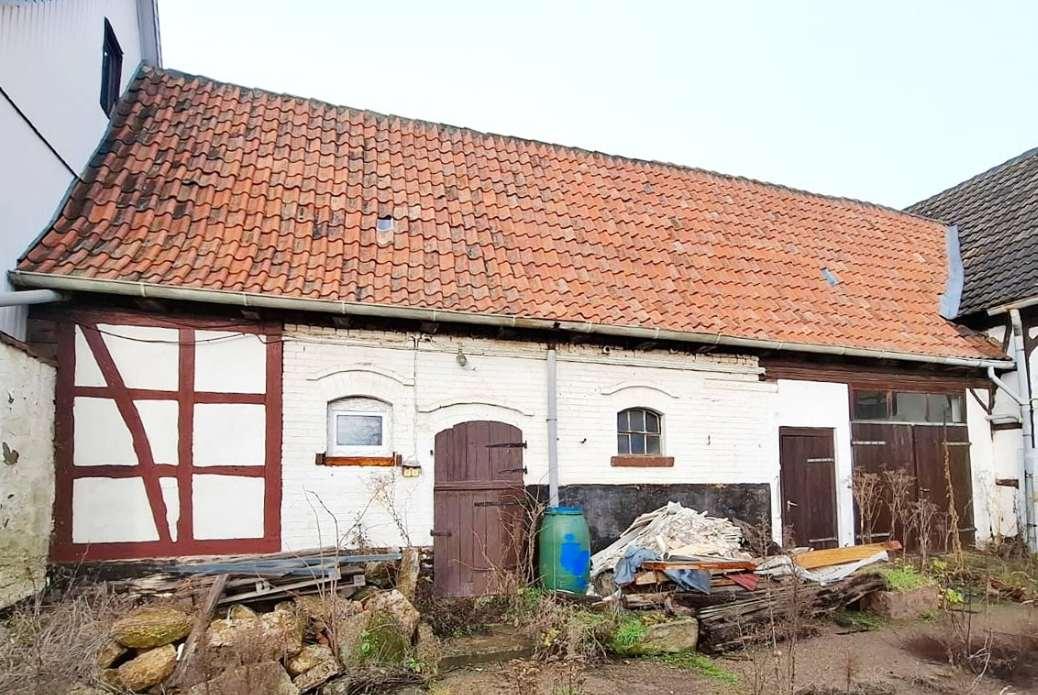 Einfamilien-Wohnhaus mit Nebengebäuden