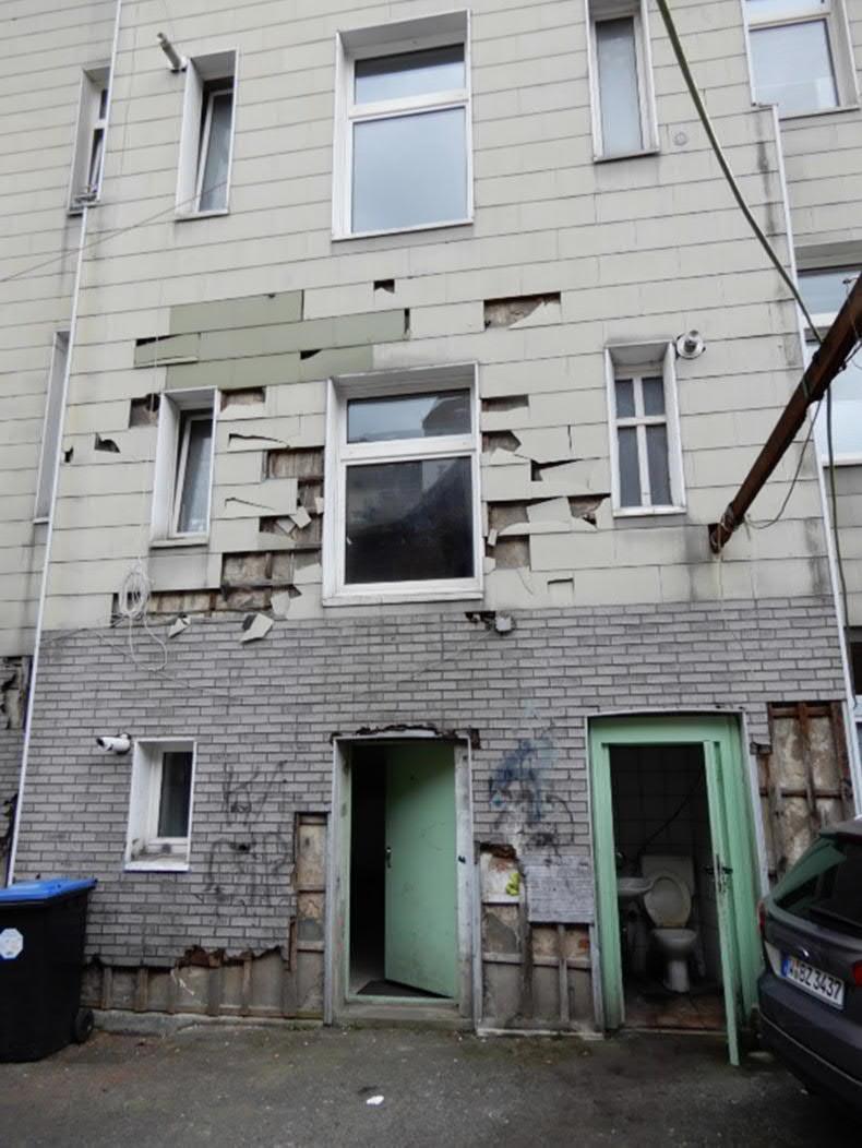 Wohn- und Geschäftshaus und einem gewerblich genutzten Hinterhaus bebauten Grundstücks