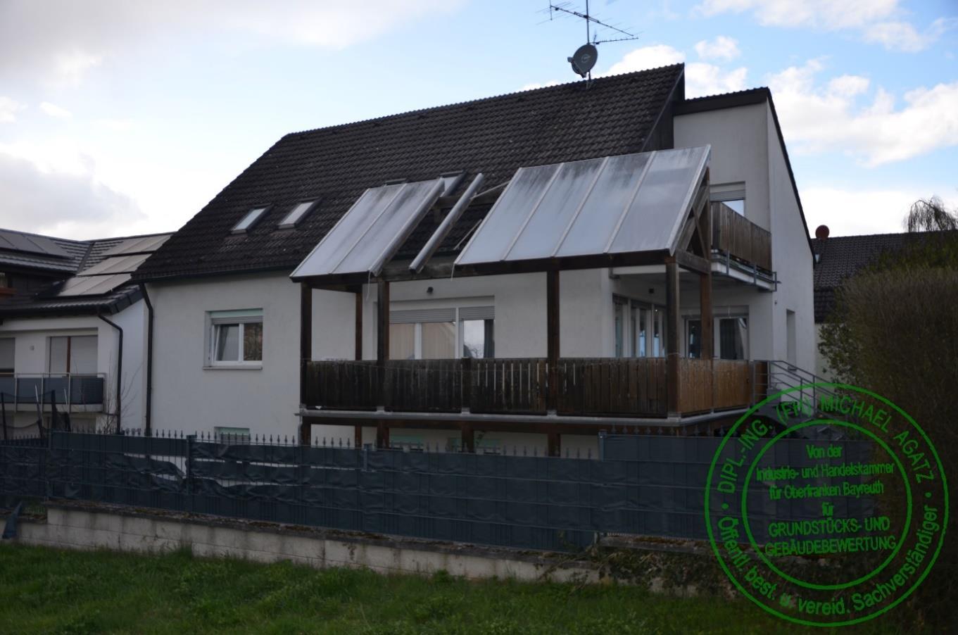 Reihenmittelgarage u. Wohngebäude