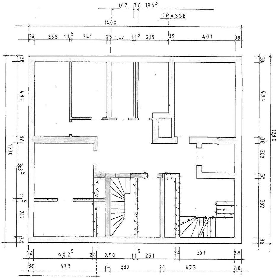 freistehendes, zweigeschossiges und vollständig unterkellertes Wohnhaus (Vorderhaus), zuzüglich ausgebautem Dachgeschoss, sowie einem eingeschossigen Anbau an der Rückseite.
