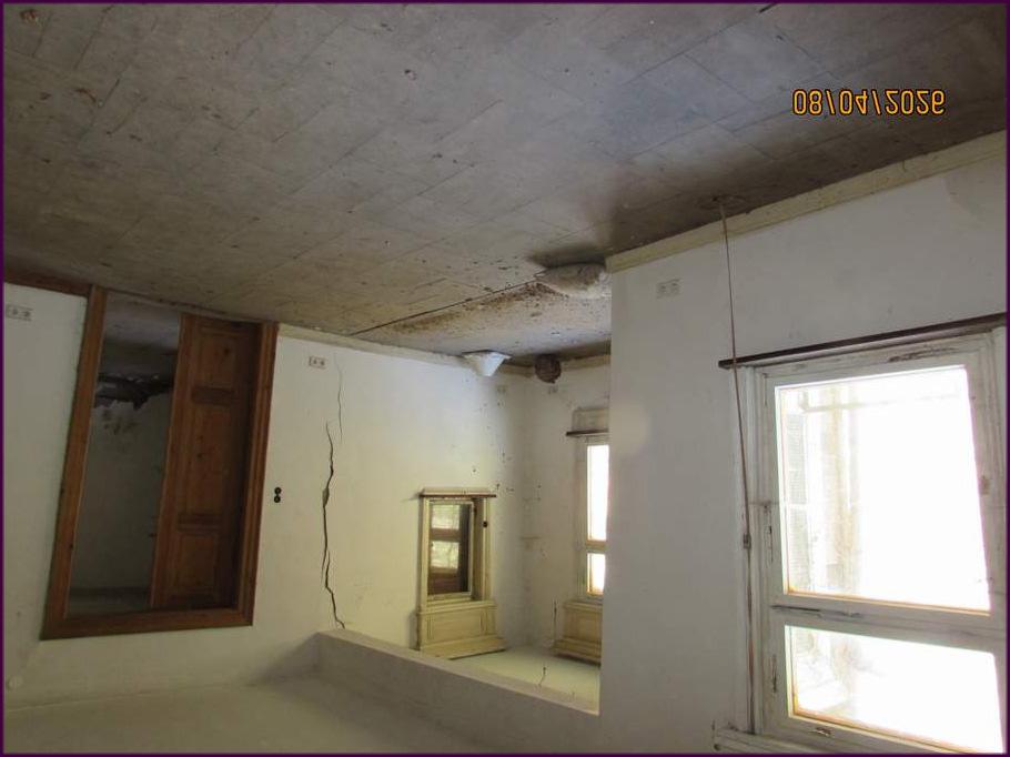 leerstehendes Wohnhaus mit 2 freistehenden Nebengebäuden