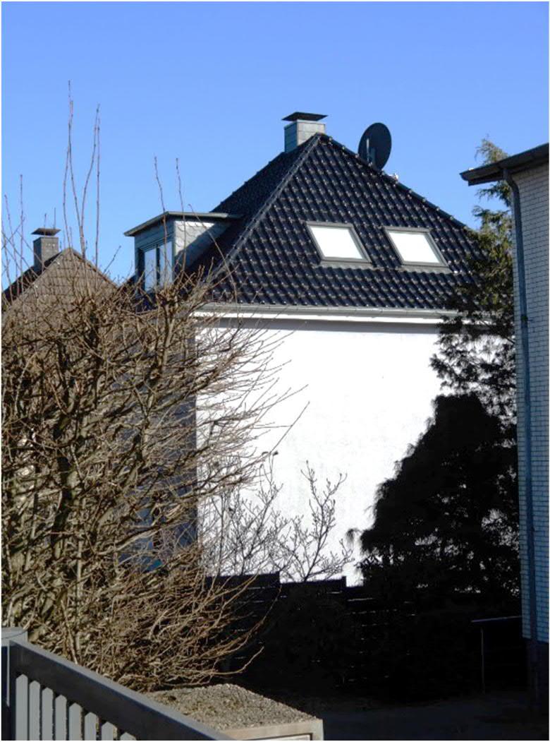 Grundstück, bebaut mit einem Einfamilienhaus