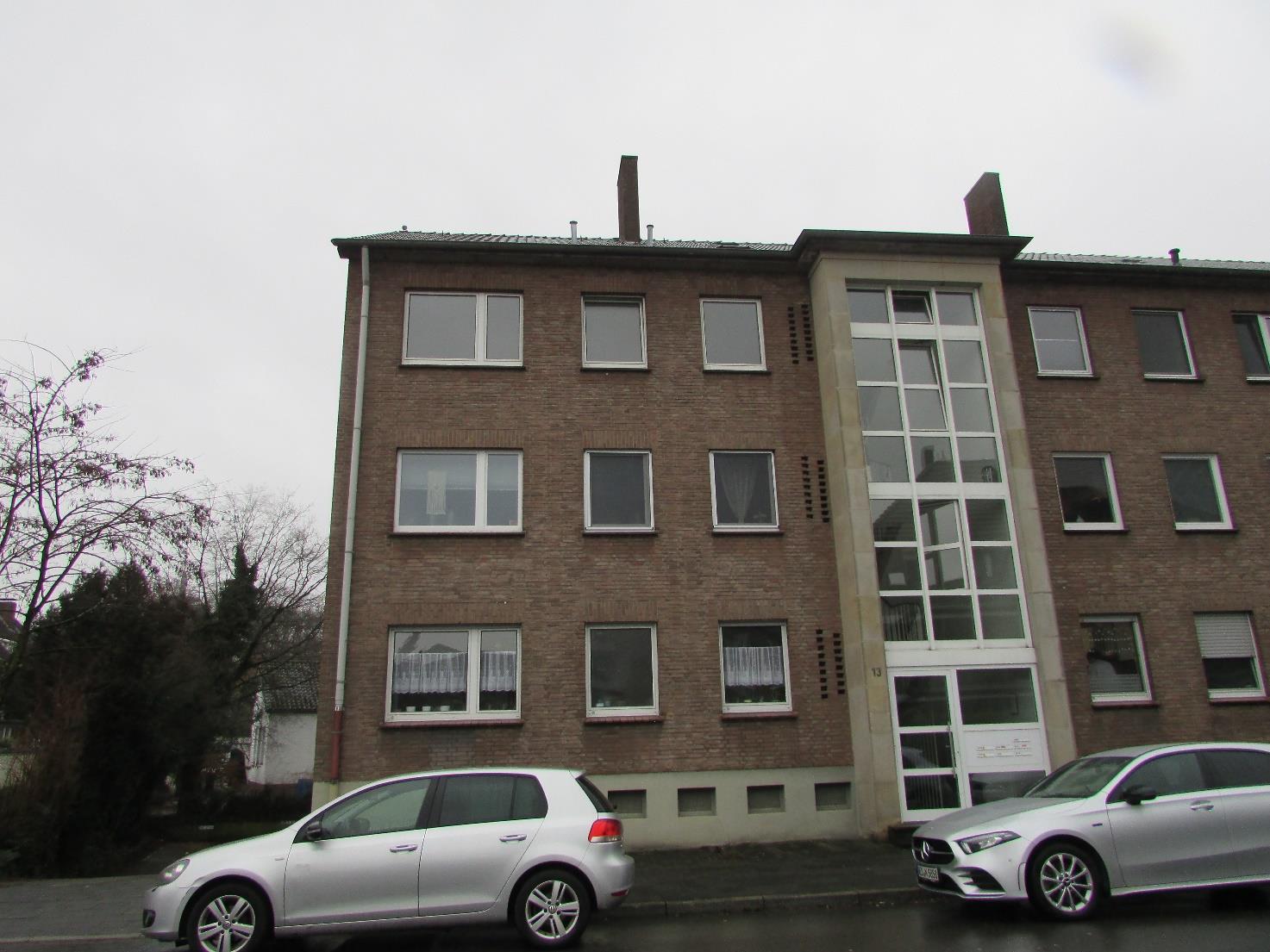 Wohnungseigentumswohnung (3 Zimmer) sowie Teileigentum (Garage)