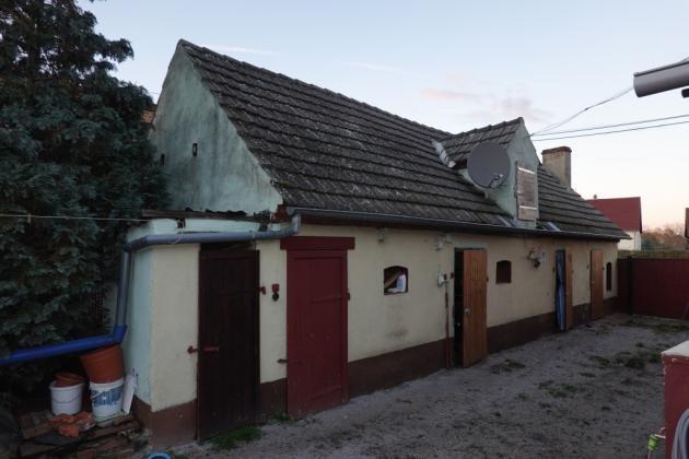 Zweifamilienhaus, Ackerland