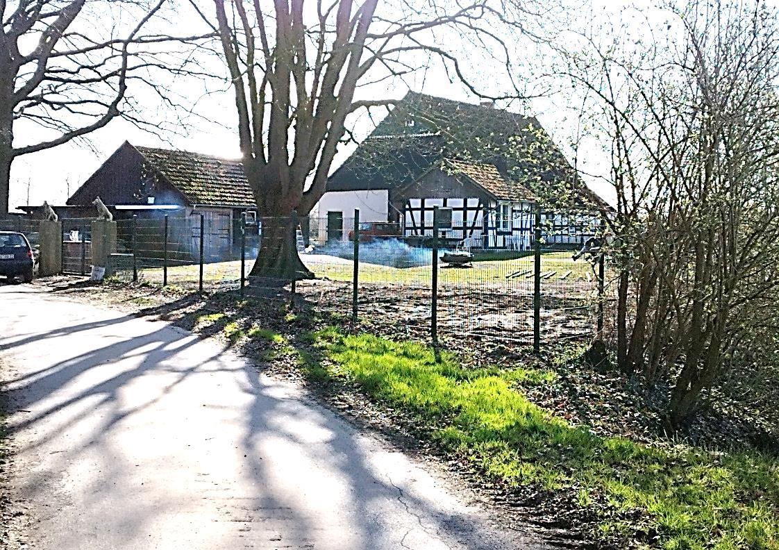 Freistehendes Einfamilienhaus -ehemaliges Heuerlingshaus- mit nicht ausgebautem Dachgeschoss sowie mit Schuppengebäude