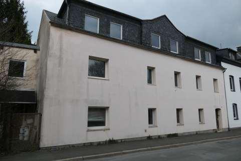 Grundstück mit Mehrfamilienwohnhaus, Wohnhausanbau und drei Fertiggaragen