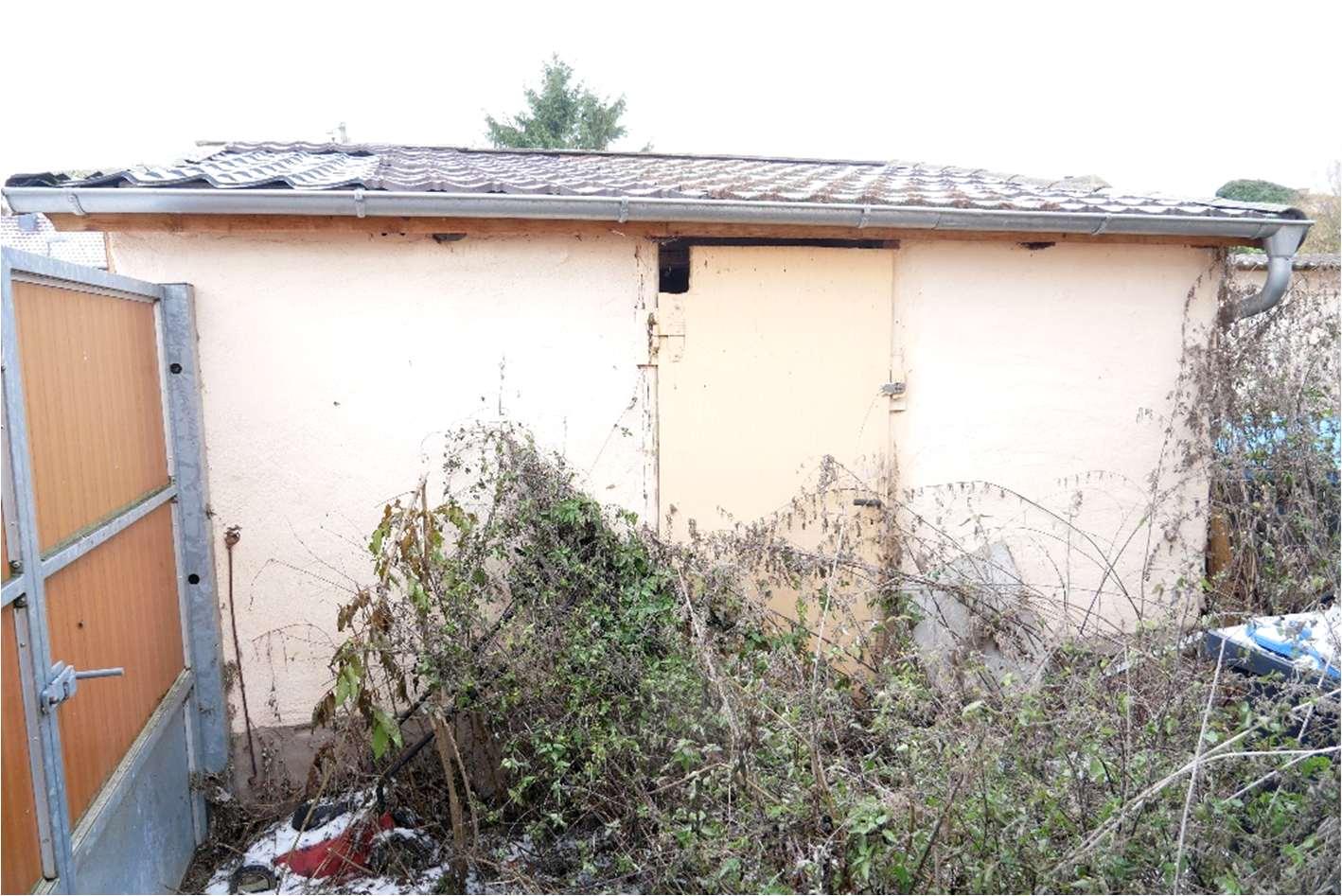 Einfamilien-Wohnhaus mit Windfanganbau, Schuppen